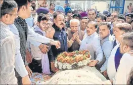  ?? HT PHOTO ?? Haryana chief minister Manohar Lal Khattar (centre) with others paying tributes to former BJP chief Kamal Sharma in Ferozepur on Monday.