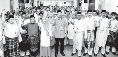  ??  ?? SALLEH (tengah) bersama Zambry (empat, kanan) bergambar bersama perwakilan pada Majlis Perasmian Mesyuarat Perwakilan Umno Bahagian Lumut pada Ahad. - Gambar BERNAMA