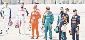  ?? — Gambar AFP ?? BERSEDIA: Para pelumba Formula 1 berkumpul untuk sesi penggambar­an sebelum memulakan perlumbaan pada hari pertama pra-musim Formula 1 di Litar Antarabang­sa Bahrain.