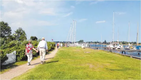  ?? FOTO: KATHRIN FROMM ?? Immer am Wasser entlang: Auf einem schmalen Pfad lässt sich das Städtchen Arnis bequem umrunden.