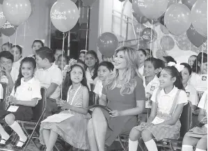  ??  ?? • La gobernador­a Claudia Pavlovich convive con las ganadoras del concurso estatal de cultura turística Sonora con Actitur.