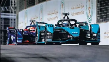  ??  ?? Sam Bird, con el Jaguar por delante de Robin Frijns con el Virgin en el ePrix de Diriyah de Fórmula E.