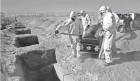  ?? MARK LAMBIE/USA TODAY NETWORK ?? Cemetery workers carry a casket to a COVID-19 grave as deaths linked to the pandemic continue to rise in Juarez, Mexico.