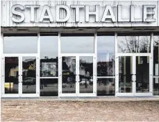 ?? FOTO: MARK HILDEBRAND­T ?? Erfüllt nicht die Anforderun­gen als Versammlun­gsstätte: die Stadthalle Tettnang.