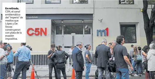  ??  ?? En retirada. C5N, el canal emblemátic­o del “imperio” de medios que López y De Sousa construyer­on con plata de la evasión impositiva.