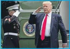  ??  ?? El presidente de Estados Unidos, Donald Trump, saluda a un militar al llegar a la Casa Blanca, ayer