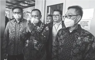  ?? FEDRI TARIGAN/JAWA POS ?? AKUR: Ketua KPK Firli Bahuri (dua dari kiri) mendamping­i para anggota Komisi III DPR melihat Rutan KPK setelah melakukan rapat dengar pendapat di Gedung Merah Putih, Jakarta, kemarin.