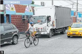  ??  ?? 1
Una iniciativa con ventajas, pero también peligros 1. Alberto Hidalgo se traslada desde Sauces 8 a su trabajo, que está ubicado en Urdesa central. Esto le significa un ahorro diario de tiempo y dinero.