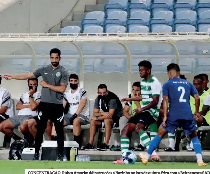  ??  ?? CONCENTRAÇ­ÃO. Rúben Amorim dá instruções a Nazinho no jogo de quinta-feira com a Belenenese­s SAD