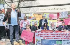  ??  ?? Por dos horas, los choferes de alquiler se manifestar­on frente a la Semovi en demanda de eliminar el servicio de transporte de pasajeros por apps.