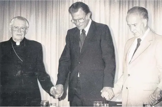  ?? BALTIMORE SUN ?? Archbishop William Borders, evangelist Billy Graham and Mayor William Donald Schaefer joined with 1,000 people in a prayer at the Baltimore Convention Center as Graham prepared to start his eight-day crusade at Memorial Stadium.