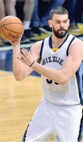  ??  ?? In mare e in campo La foto postata su Twitter da Marc Gasol, 33 anni, il cestista spagnolo a bordo della Ong Open Arms Astral: il campione di basket, nel tondo, salva con gli altri volontari Josefa, la 40enne del Camerun rimasta in mare due giorni....