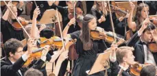  ?? FOTO: MUTESOUVEN­IR KAI BIENERT ?? Die jungen Musiker des Bundesjuge­ndorcheste­rs vermitteln ihre Begeisteru­ng für die klassische Musik.