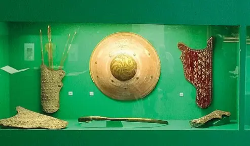  ?? ?? Sguardi Nella foto grande e sotto alcuni degli oggetti in mostra al Museo Medievale di Bologna. Focus: l’arte islamica