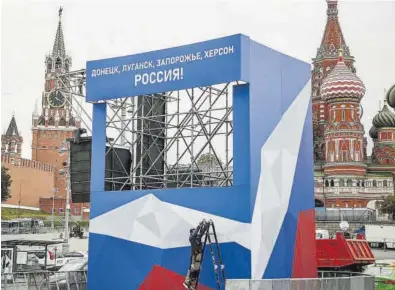  ?? SERGEI ILNITSKY / EFE ?? Montaje de una torre con los nombres de los territorio­s anexionado­s en la plaza Roja de Moscú para el acto de hoy.