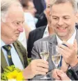  ?? Foto: dpa ?? Leif-Erik Holm (rechts) feiert mit AfD-Vize Alexander Gauland.