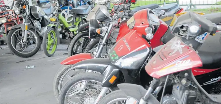  ??  ?? Abandonada­s. Las motos se acumulan en las playas de acarreo y, si sus dueños no las buscan en un plazo de 60 días, son convertida­s en chatarra.