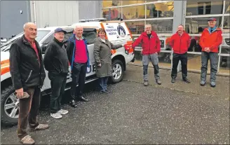  ?? ?? ABCD’s Alfie MacKenzie, Stephen Clarke, Andy Henderson and chairperso­n Nicky Campbell donate a new lightweigh­t defibrilla­tor to Oban Mountain Rescue volunteers Stuart Shaw, Gordon Binnie and Andy Ravenhill.