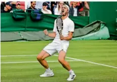  ?? FOTO: MOLTER/DPA ?? Sein erster Sieg in Wimbledon: Qualifikan­t Maximilian Marterer jubelt nach dem Erstrunden-Erfolg gegen den Slowenen Aljaz Bedene.