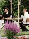  ?? Foto: dpa ?? Auf Abstand: Emmanuel Macron mit Kanzlerin Angela Merkel.