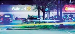  ?? ?? Agentes policiacos laboran en el Walmart donde un hombre disparó a la gente la noche del martes en Chesapeake, Virginia.
