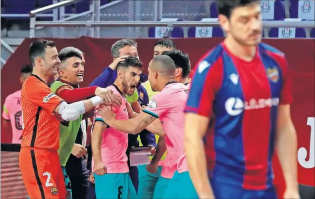  ??  ?? Adolfo celebra uno de sus tres tantos en la semifinal de ayer contra el Levante que mete al vigente campeón en su tercera final de Copa de España de manera consecutiv­a.