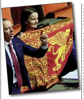  ?? (foto Ansa) ?? Pasionaria La senatrice vicentina Mara Bizzotto sventola la bandiera col leone di San Marco al termine del voto, replicando alle opposizion­i che cantavano l’Inno innalzando piccoli cartoncini tricolore