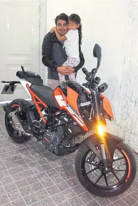  ?? Facebook ?? Juan Gregorio Díaz, junto a la moto que le robaron