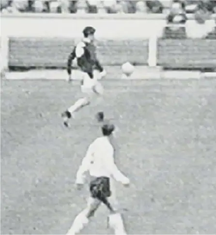  ??  ?? 0 A Union highlight: Jim Baxter plays keepy-uppy as Scotland wins the World Cup in 1967