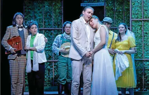  ?? ANKE NEUGEBAUER ?? „Die Hochzeit des Figaro“nimmt voller Verwicklun­gen auf der Bühne im Meininger Hof ihren Lauf.