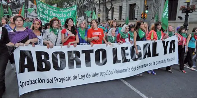  ?? ?? UNOS Y OTROS. Los primeros defienden el derecho de la mujer a elegir y sostienen que la concepción no equivale a una vida humana. Se apoyan en la ciencia y en el drama de las mujeres que se exponen a abortos ilegales. Los segundos sostienen que el embrión es un ser vivo que aún no nació y que abortarlo es en realidad un asesinato.