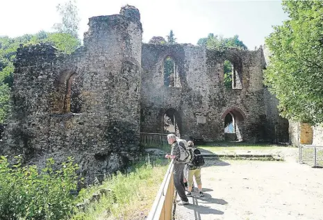  ?? Foto: Jan Veselý ?? Tharandt Turisté v ruinách středověké­ho hradu. V pozadí jsou zbytky paláce, který obývala i princezna Zdeňka Česká, dcera Jiřího z Poděbrad.