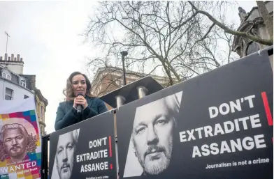  ?? ?? Le 20 février, Stella Assange prend la parole devant la Haute Cour britanniqu­e à Londres.