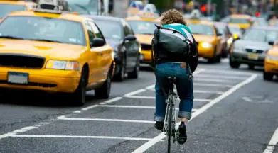  ?? #GIBSONPICT­URES ISTOCK$ ?? Sur les 2"000 km de pistes cyclables à New York, seulement 200 km sont protégés.