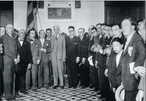  ?? AJUNTAMENT DE MANRESA ?? Sala de plenos. El consistori­o de Manresa es el escenario de las tres imágenes: la primera es un dibujo de Jaume Pahissa y la segunda es una foto de cuando Macià inauguró la placa. Francesc Comas y Jordi Rodó, en la misma sala