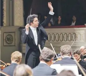  ??  ?? ► Gustavo Dudamel, el jueves pasado en el Teatro Municipal.