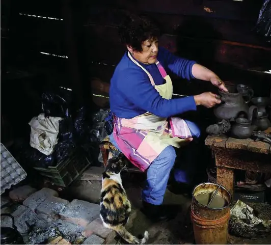  ?? ?? ► Alfarera trabajando en su taller (2021). Foto: Claudio Pérez / UNESCO