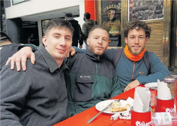  ?? F. DE LA ORDEN ?? En avenida Corrientes. Lucas Esperón, Francisco Jiménez y Agustín San Pedro, en una pizzería, como un “anticipo” del Día del Amigo.