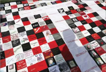  ?? JOHN MOORE/GETTY IMAGES NORTH AMERICA/AFP ?? A quilt made in honour of people who died of opioid and heroin overdoses is seen at a rally to end the national epidemic on September 18, 2016, in Washington, DC.