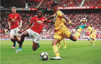  ?? Reuters ?? Crystal Palace’s Patrick van Aanholt (right) in action against Manchester United’s Timothy Fosu-Mensah. Having missed out on Champions League qualificat­ion via the Premier League, United must beat Ajax at the Friends Arena to secure a return to...