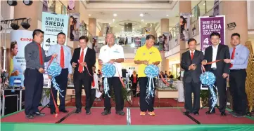  ??  ?? Ting (centre right), Yii (centre left), with Joseph Wong (third left) and Wong Yew Hui (third right) launch the Sheda roadshow.