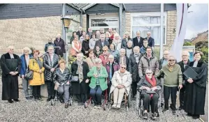  ?? FOTO: RAVA ?? Gruppenfot­o vor dem Gemeindeha­us der Evangelisc­hen Kirchengem­einde Alpen. Eine Konfirmati­on war sogar schon vor 75 Jahren.