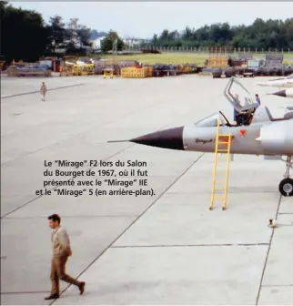 ??  ?? Le “Mirage” F2 lors du Salon du Bourget de 1967, où il fut présenté avec le “Mirage” IIE et le “Mirage” 5 (en arrière-plan).