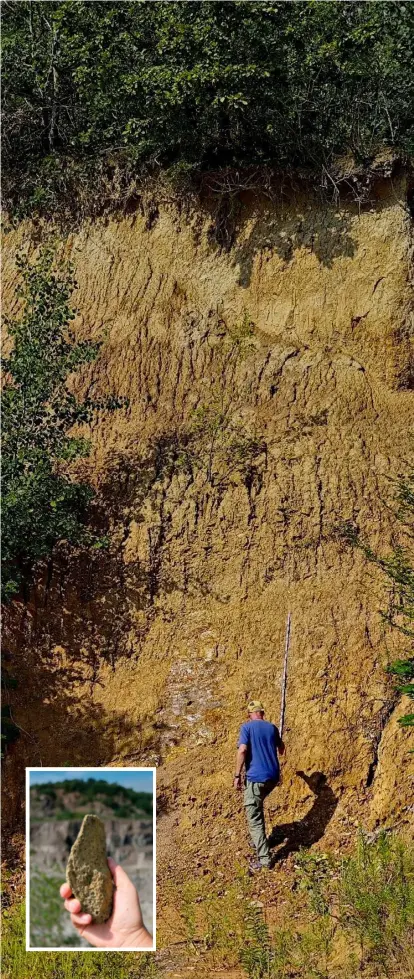  ?? ROMAN GARBA VIA AP / NTB ?? I disse dalsidene med rester av vulkansk stein er det funnet gjenstande­r som trolig er 1,4 millioner år gamle. Innfelt bilde viser et steinredsk­ap funnet i Korolevo i Ukraina.