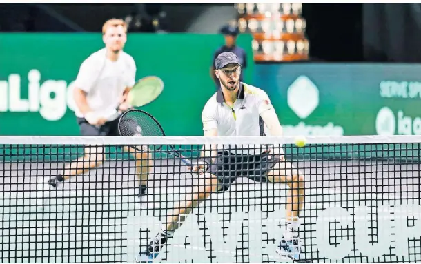  ?? FOTO: FRANK MOLTER/DPA ?? Tim Pütz (vorne) und Kevin Krawietz verloren das entscheide­ne Doppel gegen Kanada beim Davis-Cup.