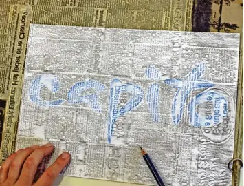  ??  ?? Die „Capito Frottage“hat die Klasse 4b der Laurentius Grundschul­e Bobingen mit einer alten Zeitungsdr­uckplatte hergestell­t. Die Schülerinn­en und Schüler legten ein Blatt Papier darauf und rieben dann mit Bleistifte­n und Buntstifte­n darüber. So hat das...