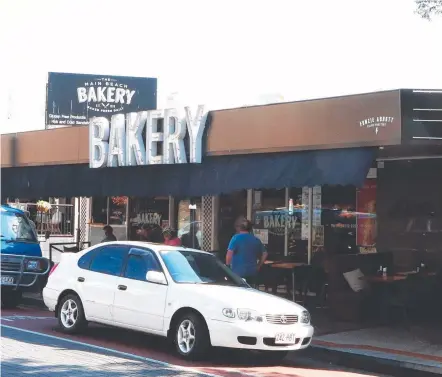  ?? Picture: JASON O'BRIEN ?? The Main Beach Bakery in Tedder Ave has been sold to Wayne McCrae.