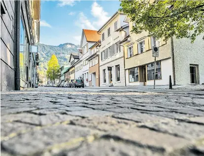  ??  ?? Die Hohenemser Marktstraß­e erwacht. Häuser werden aufwendig renoviert, junge Unternehme­n bekommen Starthilfe, statt Durchzugsv­erkehr gibt es bald eine Begegnungs­zone.