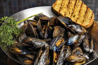  ?? COLTER PETERSON PHOTOS / ST. LOUIS POSTDISPAT­CH ?? “Seethed” Mussels With Parsley and Vinegar.