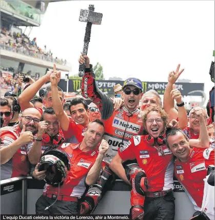  ?? ALEJANDRO CERESUELA ?? L’equip Ducati celebra la victòria de Lorenzo, ahir a Montmeló.